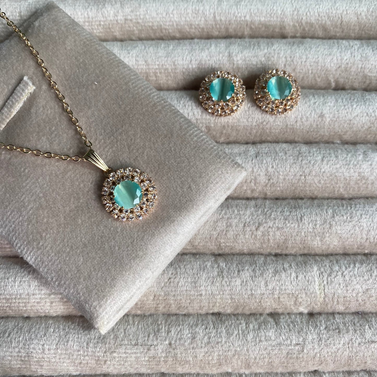 Luxury Turquoise Round Crystal Halo Pendant Necklace Set