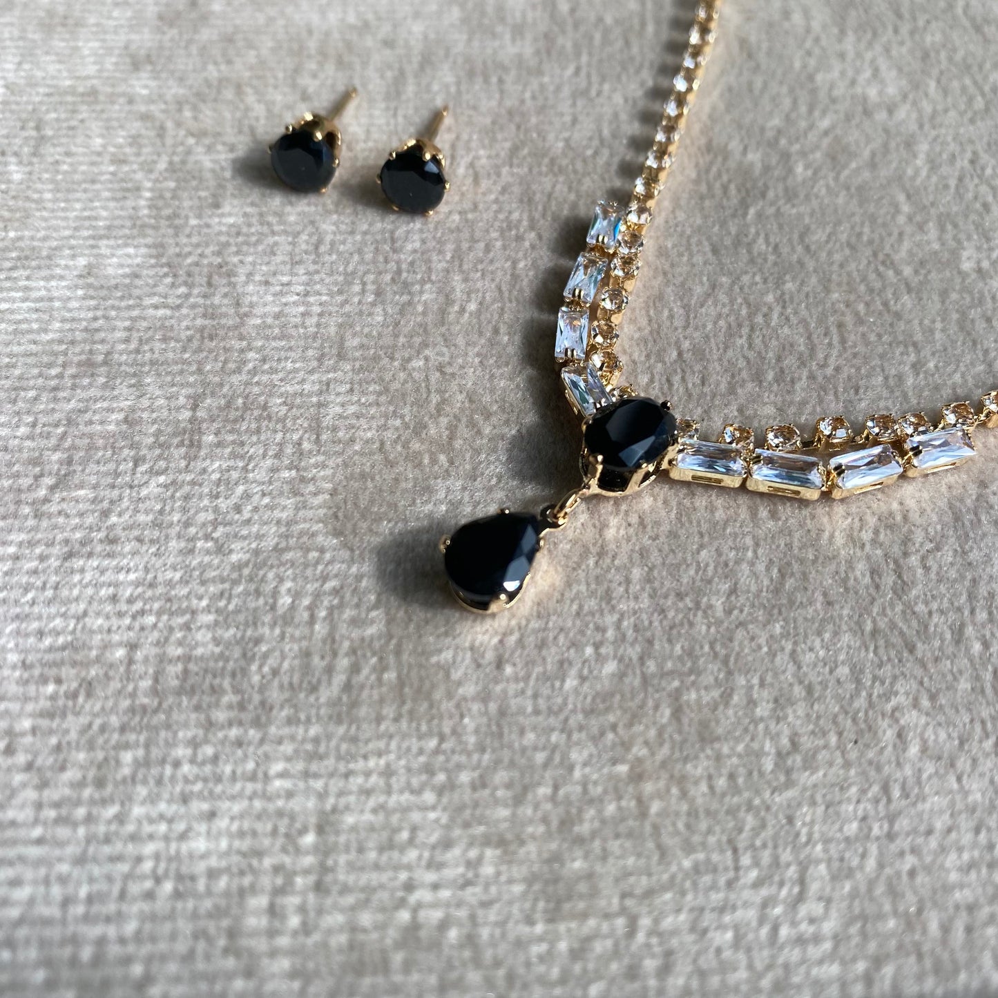 Luxury Onyx Floral Crystal Halo Pendant Jewelry Set